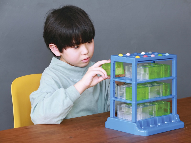 3Dロジカルルートパズルで遊んでいる男の子