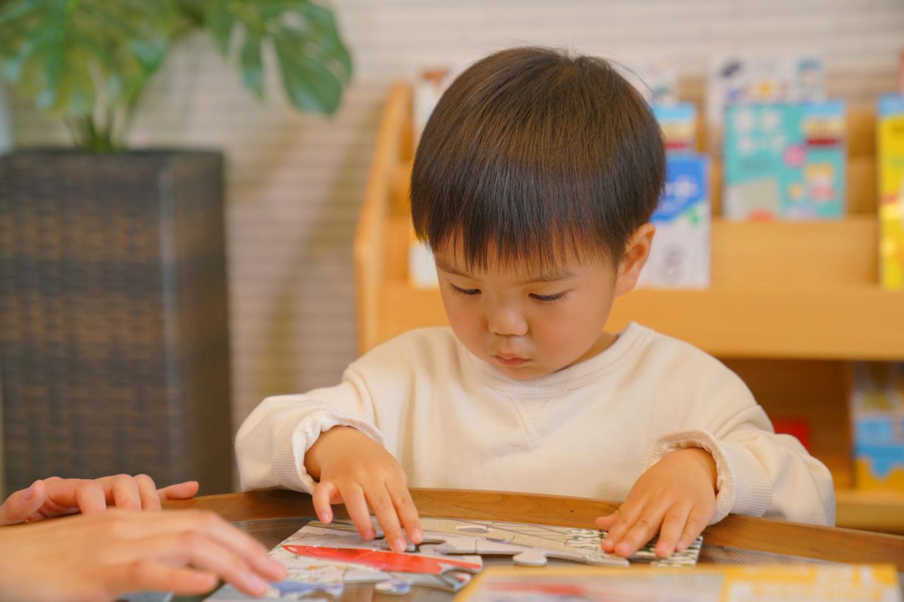 ジグソーパズルで遊んでいる男の子